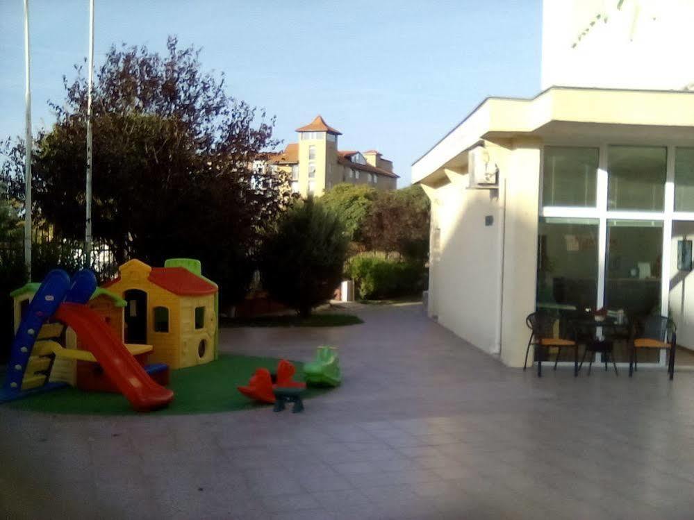 Julia Family Apartments ซันนีบีช ภายนอก รูปภาพ